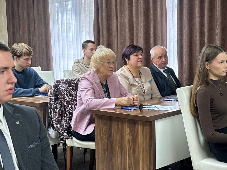 Диалог поколений собрал за одним столом ветеранов труда и молодых специалистов