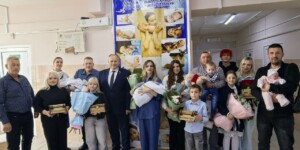 «Бацькава кашуля» — символ заботы: в родовом физиологическом отделении Могилевской клинической больницы № 1 поздравили мам, родивших третьего ребенка
