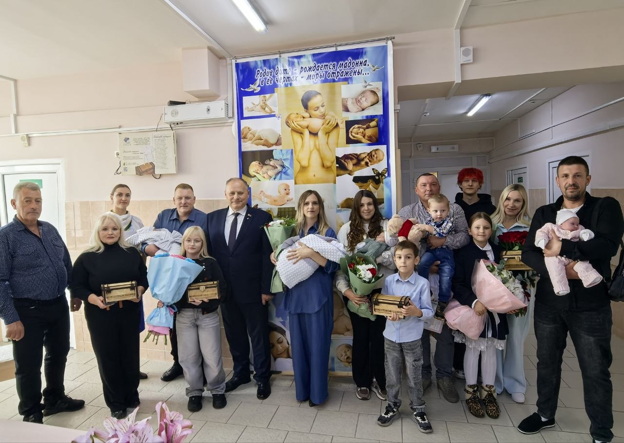 «Бацькава кашуля» — символ заботы: в родовом физиологическом отделении Могилевской клинической больницы № 1 поздравили мам, родивших третьего ребенка