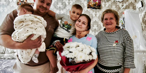 Цветы, подарки и душевный разговор: «Белая Русь» поздравила Кристину Колтун