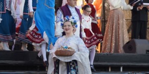 Каравай как символ труда: на «Дажынках-2026» в Шклове прошел парад хлеба от всех районов Могилевщины