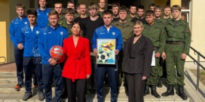 «Зачет по футболу»: игроки «Днепра» обменяли бутсы на школьные парты