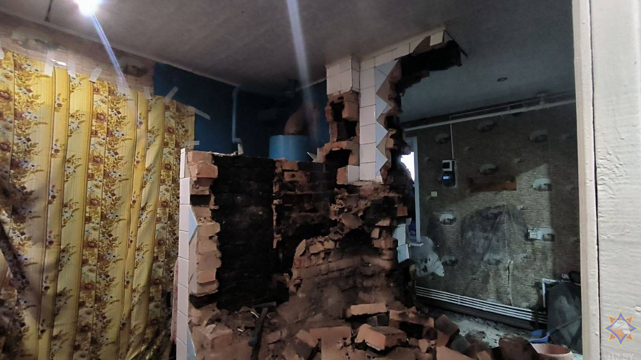 В Кировском районе мужчину зажало обломками рухнувшего дымохода