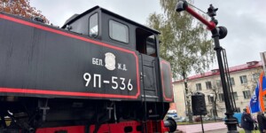 В Могилеве торжественно открыли обновленный паровоз-памятник